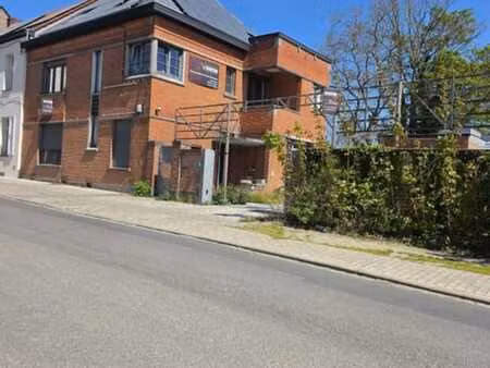 maison avec jardin et garage.