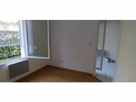 555 loyer + 31 charges. appartement t2 de 40m2 avec garage  dans un immeuble de standing