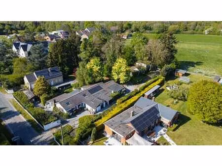 villa plain-pied 4 chambres avec beau jardin et dépendances