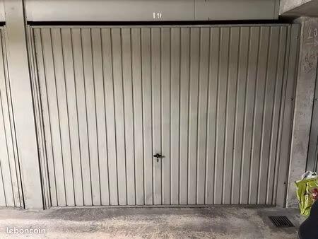 loue box garage fermé dans résidence sécurisée