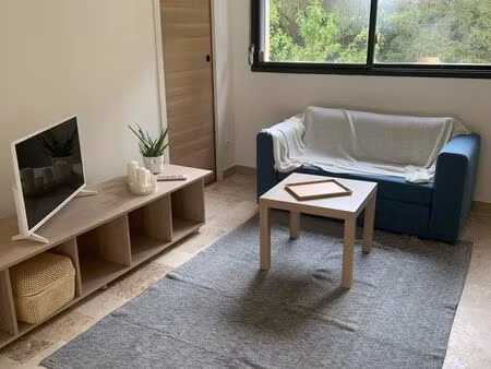 t2 meublé dans résidence sécurisée et arborée dans une zone pavillonnaire à ecully