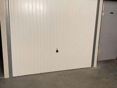 à louer  box fermé situé au rue du buisson saint louis  paris 10ème