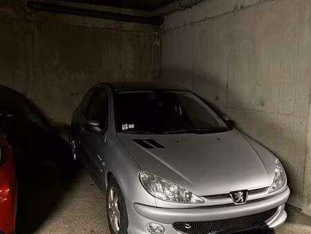 place de parking sous-terrain pour voiture  moto  scooter