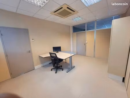 bureau de 16m² sans vis à vis avec cuisine et accès terrasse