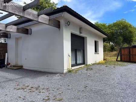 petit maison à côté la plage