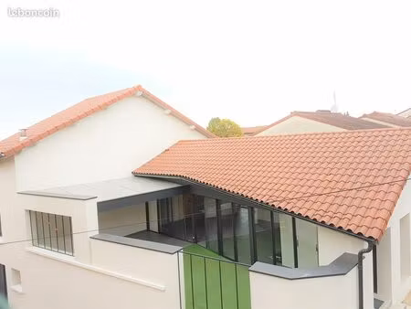 saint amour  maison de ville (9 ans) d’architecte. libre juin ou début juillet centre de s