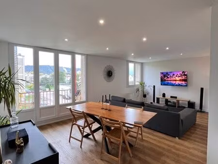appartement 72 m² traversant – lumineux – balcon – refait à neuf – parking & cave