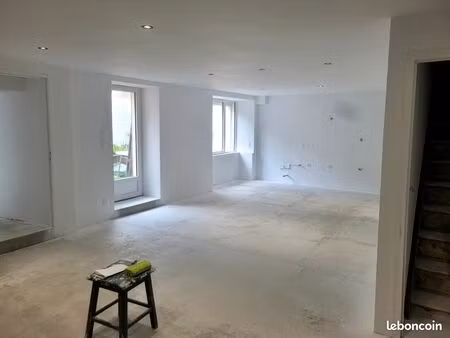 grande maison indépendante en cours de rénovation