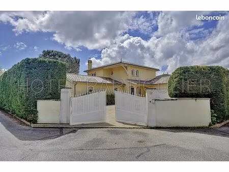 a sathonay-village  maison de 184 m² proche du centre  au calme sur terrain de 1000 m² ave