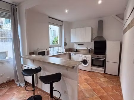 urgent - t2 très bon état cours julien/la plaine