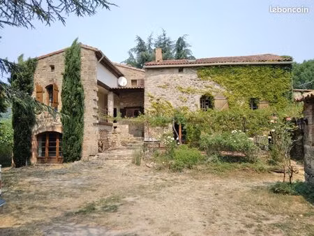 grande maison ancienne dans petit hameau bien reculé. beaucoup de cachet