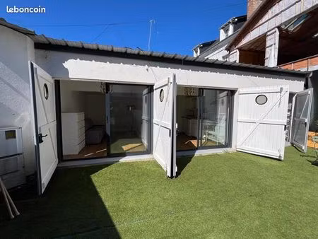 studio meublé avec chambre séparée – dépendance au calme avec cour privée
