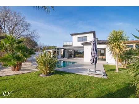 maison de luxe à vendre dans le quartier monestie-birazel