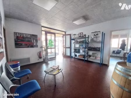 local divers 700 m² wassy