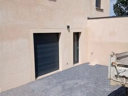 bonjour je vends un pavillon de135m2 tout neuf jamais habiter il y a 3 chambres une suite 
