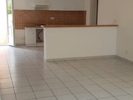 t3 duplex avec cour et parking privatif