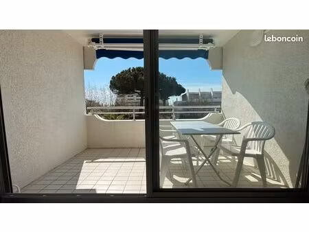 grand t1 climatisé avec terrasse et parking à 2mn plage
