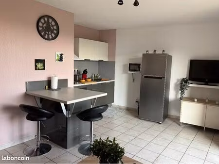 t2 meublé-42 30m2 -quartier port marianne- terrasse -clim-garage