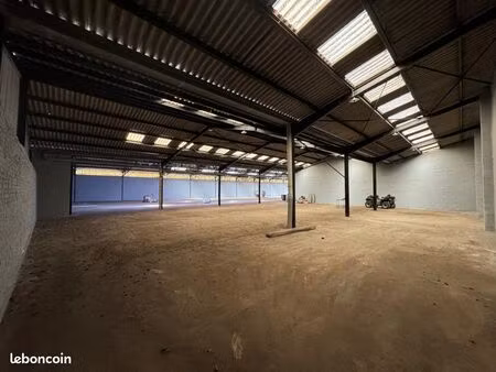 dépôt à usage commercial 1700m2