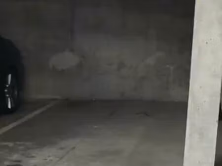 place parking face au lycée