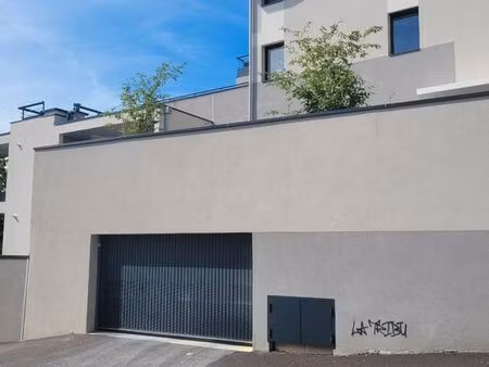 garage sécurisé et très sain