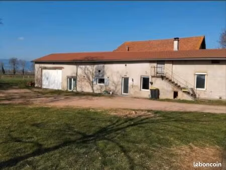 ancienne ferme rénovée sur 10ha de terrain