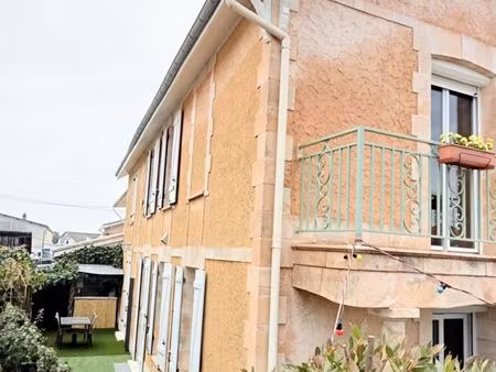 bassin d’arcachon - gujan-mestras  investisseur ou grande famille  cette belle bâtisse de 