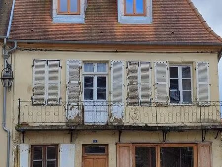 projet de rénovation avec potentiel commercial – vivre et travailler sur une place de vill