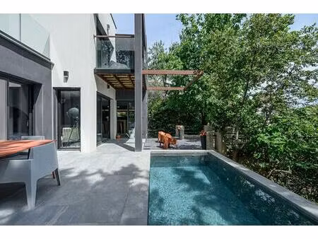 maison contemporaine lovée dans la verdure avec piscine et vue