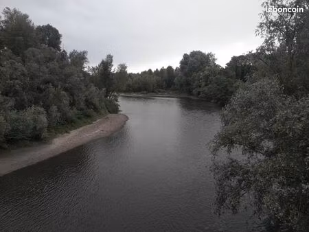 terrain entre deux rivières
