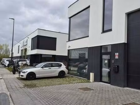 dépôt moderne avec espace bureau et parking.
