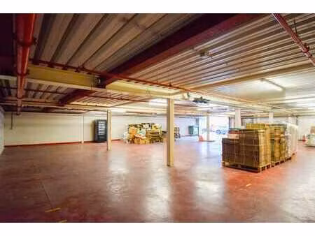 à louer : entrepôt de 279 m² avec portail extérieur