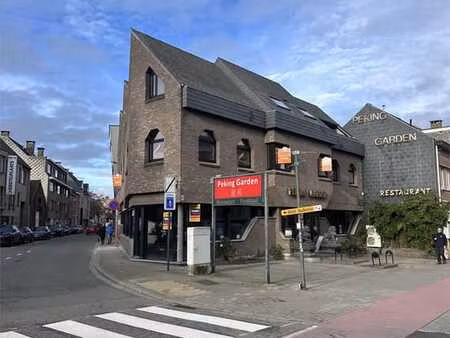 ruim commercieel pand 450 m2 met parking op toplocatie