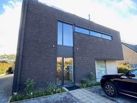 ultramodern handelspand van 126 m² met parking en uitstek...