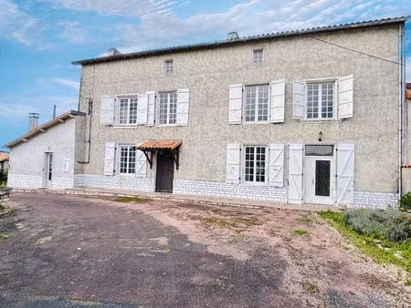 ancienne grande ferme à rénover  deux logements indépendants  nombreuses dépendances