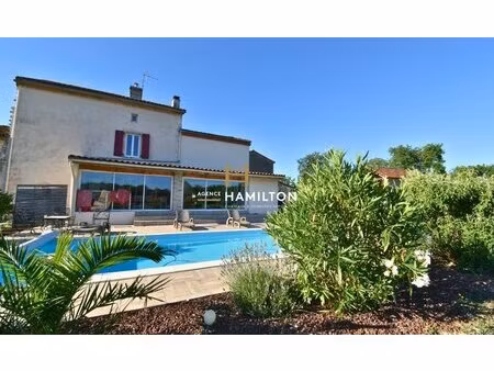ancien corps de ferme rénové avec piscine  deux granges aménageables et dépendances