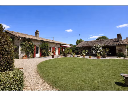 longère magnifiquement restaurée avec de superbes jardins