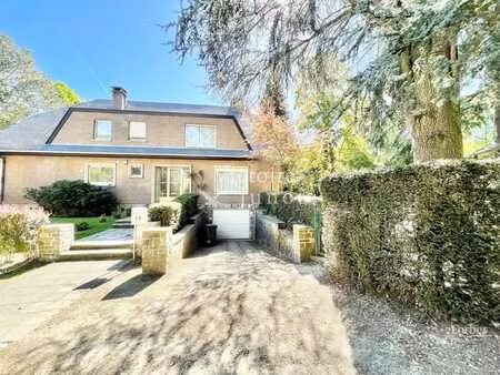 à proximité de stockel  villa à louer comprenant 5 chambres.