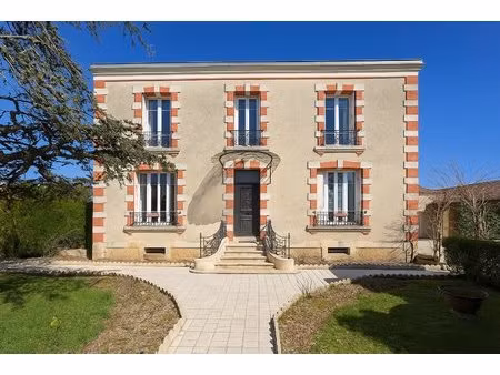 élégante maison de village avec deux logements supplémentaires  dépendances et jardin clos