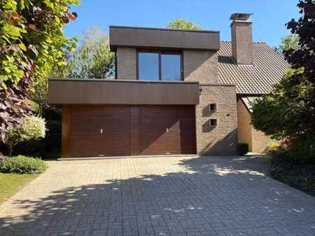 villa d'architecte dans un quartier calme