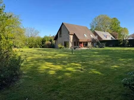 villa d'architecte + terrain à bâtir dans un quartier calme
