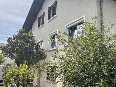 location t2 lumineux sous combles – 62 m² hab. / 84 m² au sol – cessy