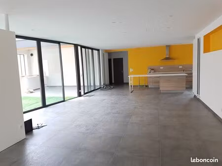 maison de ville (9 ans) d’architecte à saint amour . libre début juillet centre de st amou