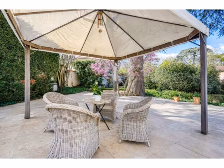 oullins - maison de charme de 400 m² - terrain de 1100 m² - piscine