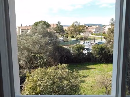 t2 lumineux 30 m² – vue dégagée sur jardin  sans vis-à-vis derrière la poste le muy – 2ièm