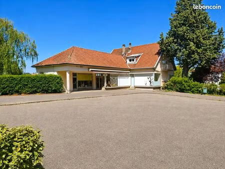 ensemble immobilier commerce + habitation avec fort potentiel sur 16ares de terrain