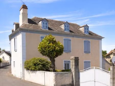 maison de maître de 1738 avec jardin de ville et vue pyrénées