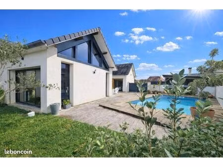 villa contemporaine avec piscine