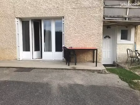 t2 meuble à la campagne dans maison de village a chamagnieu