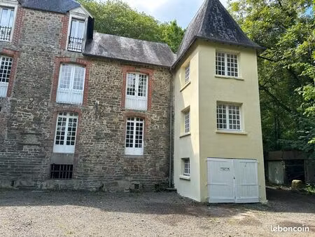 manoir au bord de l’eau